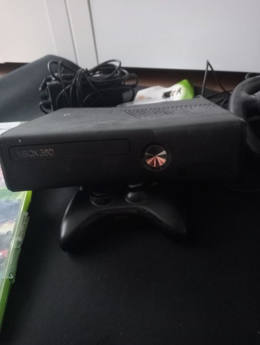 Xbox 360  jednym padem z kierownicą słuchawkami + 7 gier