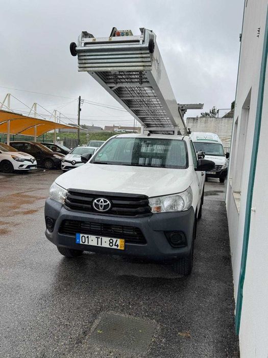 Toyota Hilux com Plataforma Elevatória até 30mts