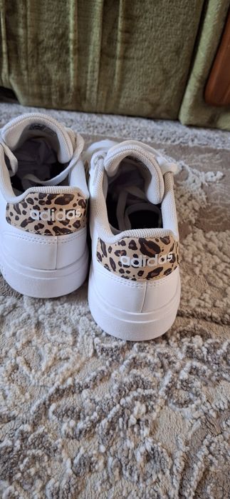 Жіночі кросівки Adidas Grand Court 2.0 (модель IG1187) з леопардовим принтом на смужках.Розмір 38