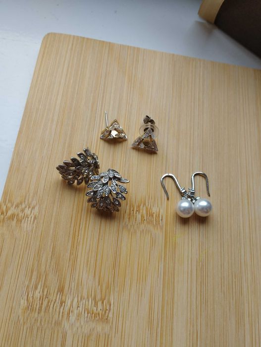 3 komplety kolczyków, biżuteria.