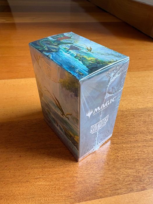 Dragon Shield LANDFALL Series - Misty Rainforest | 100 Sleeves - Caixa Selada
