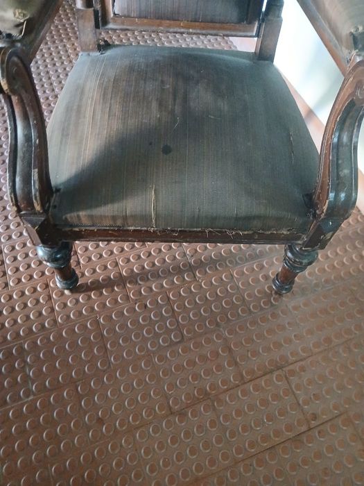 2 cadeiroes antigos para restauro