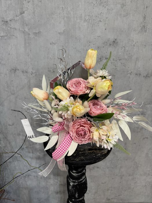 Elegancki flowerbox z srebrnej kopercie.