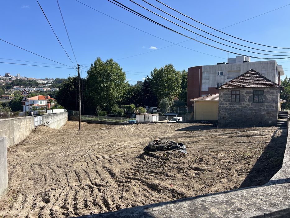 Casa para restauro com 1240 metros de terreno em Penafiel