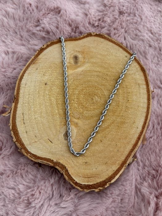 Vendo Colar e Pulseira torcida. NOVO