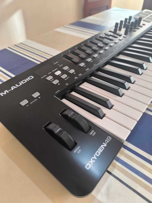 Teclado MIDI M-Audio Oxygen 49 – Como Novo – Totalmente Funcional