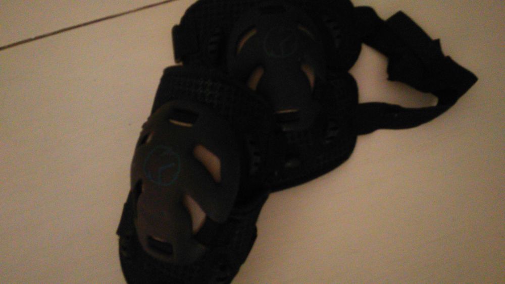 Conjunto de cotoveleiras e joelheiras novas
