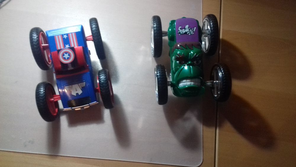 2 Carros Marvel reversíveis - Capitão América e Hulk