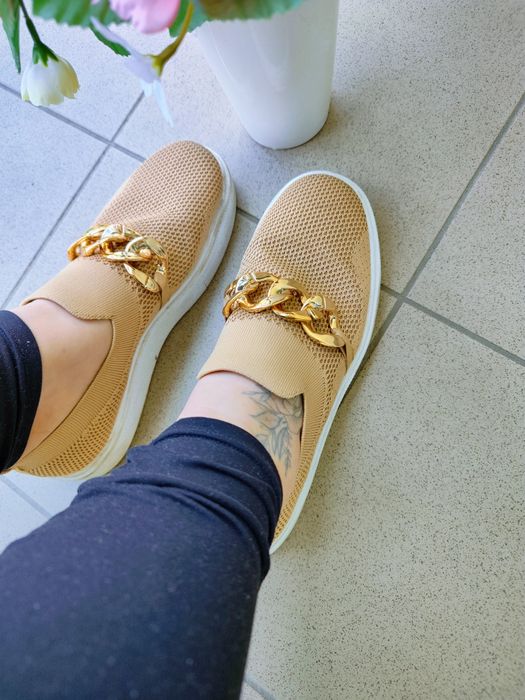 Beżowe sneakersy z siateczki z ozdobnym złotym łańcuchem stylowe