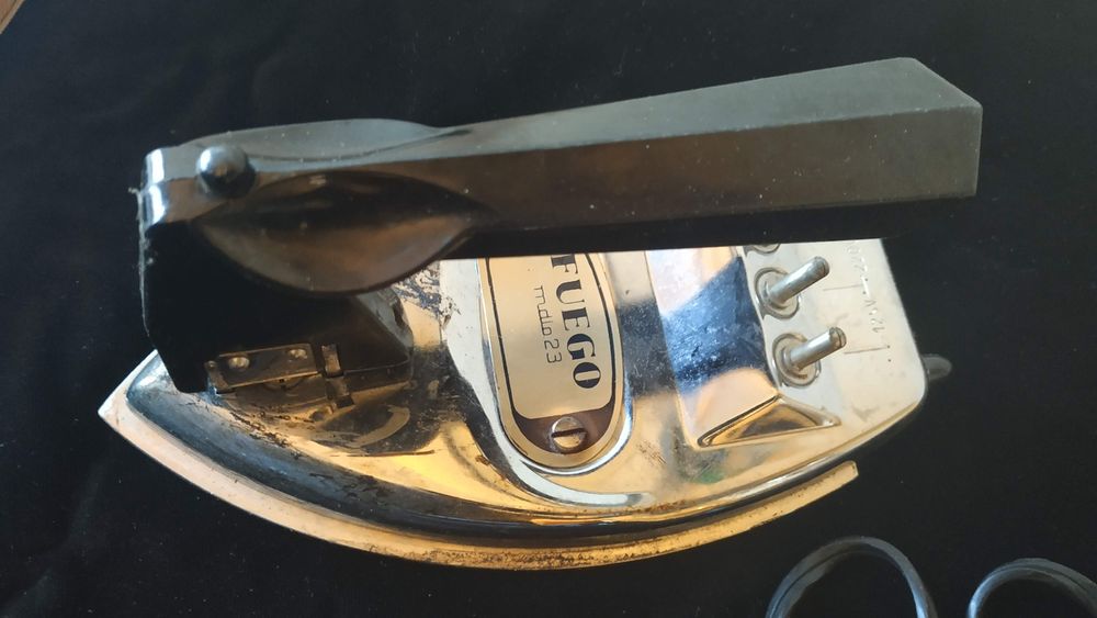 Ferro de Engomar de Viagem Vintage FUEGO 23 (Anos 50/60) – Com Estojo