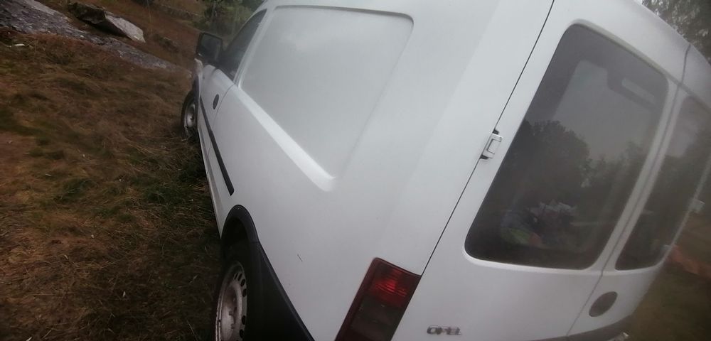 Vende Opel Combo CDTI 1.3 em muito bom estado com Motor avariado