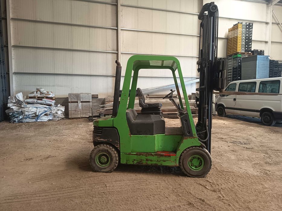 Impilhador Manitou 3 toneladas