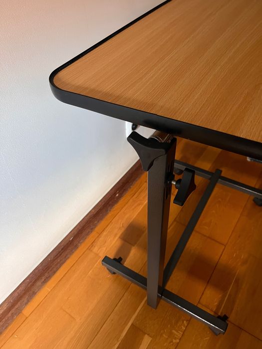 Cama articulada e mesa de apoio como novas
