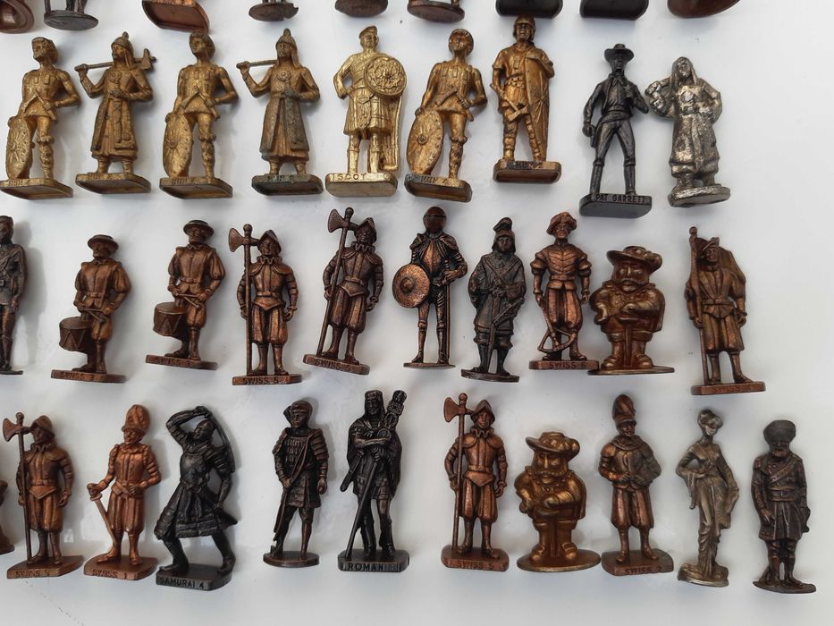Kinder Brindes – 69 Figuras em Metal Romanos Soldados Cowboys Indios