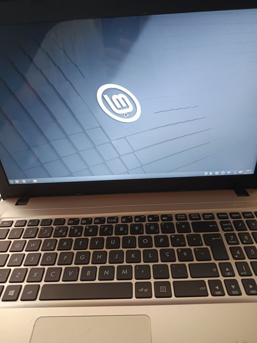 Computador usado sem bateria mas funciona e com kit básico para trabalho