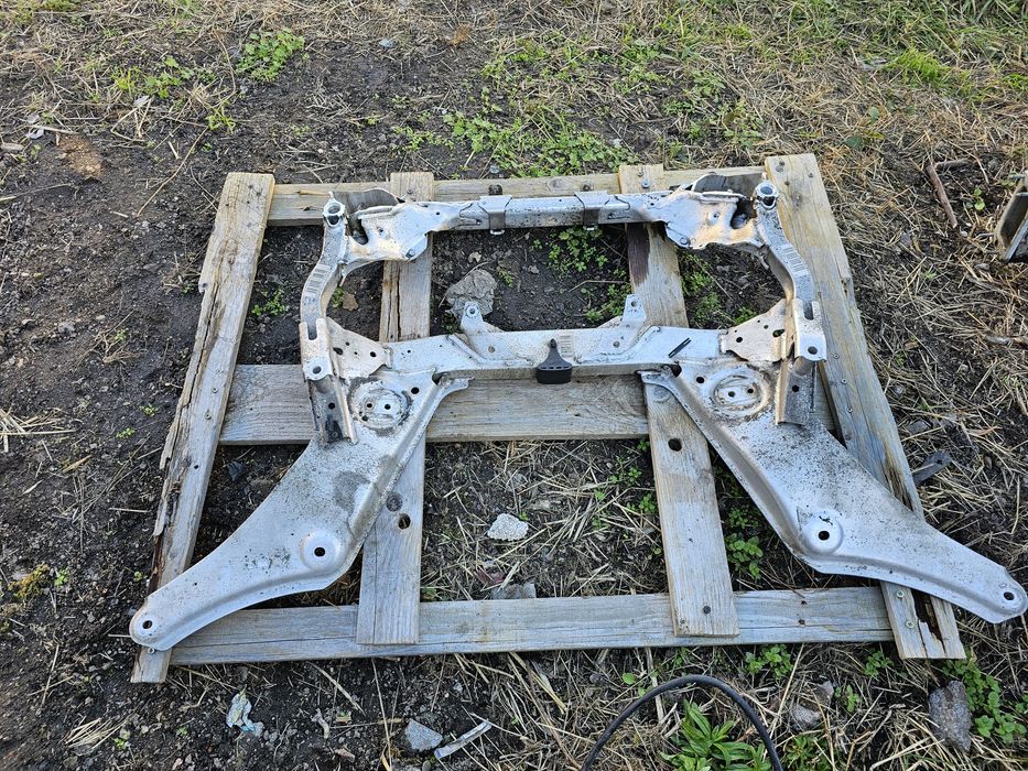 Bmw  m3   s65b40  s65b40a  v8 e90 e92 e93 m3 sanki Belka silnika