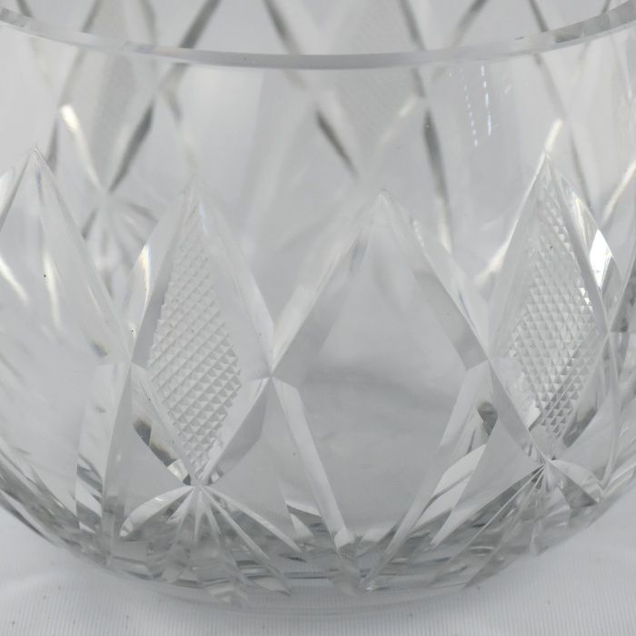 Bomboneira / Caixa em forma de pera, cristal lapidado e relevado