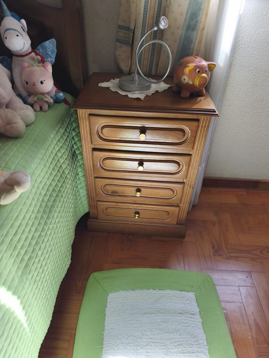 Mobília de quarto com 2 guarda fatos