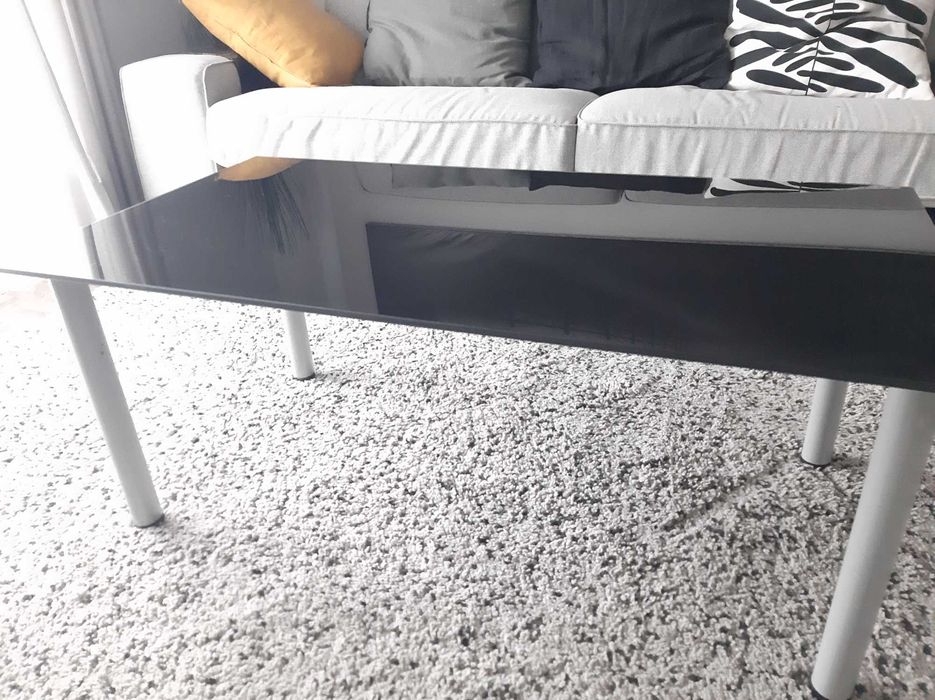Mesa de apoio/centro sala e ofereço cadeira antiga