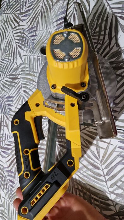 Piła tarczowa akumulatorowa do drewna.