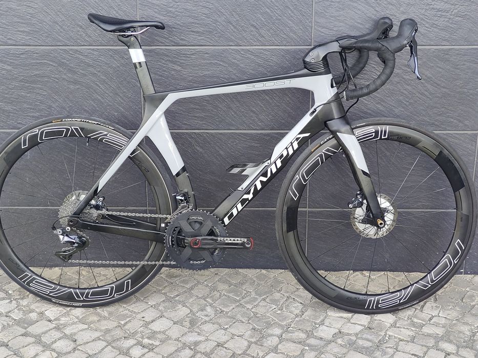 1499€
Olympia Boost 
Full carbon 
Rodas roval carbono 
Travões manetes