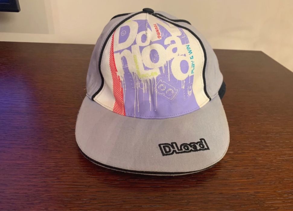 Czapka z prostym daszkiem szara z kolorowymi wzorami i napisem