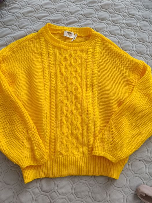 Светр на весну на дівчинку. Дуже яркий, м'ягкий на дотик.