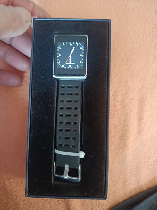Два фітнес-браслети Xiaomi Smart Band 8 та китайський. 


Це фітнес-бр