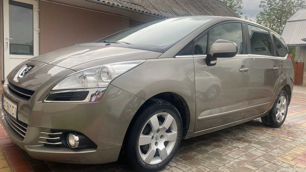 Автомобіль Пежо 5008