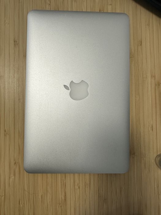 MacBook Air 11 inch  i5 4GB RAM 128GB