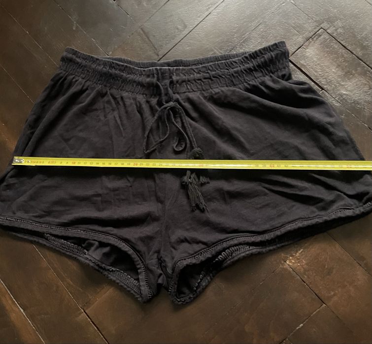 Krótkie spodenki z wysokim stanem na gumkę.