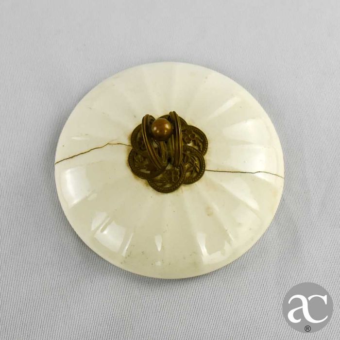 Caixa em porcelana e metal dourado, de finais do século XIX/início do XX
