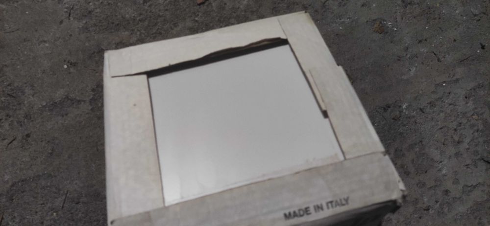 Kafelki 24x24 - 2 metry + 20x20 - 23 sztuk 2 różne kolory