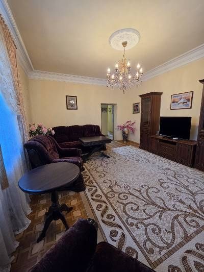 Продаж 2 кімнатна  сталінка Центр,  автономка,ліфт