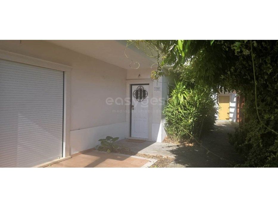 Moradia T4 com excelente exposição solar a 5 minutos do centro da V...