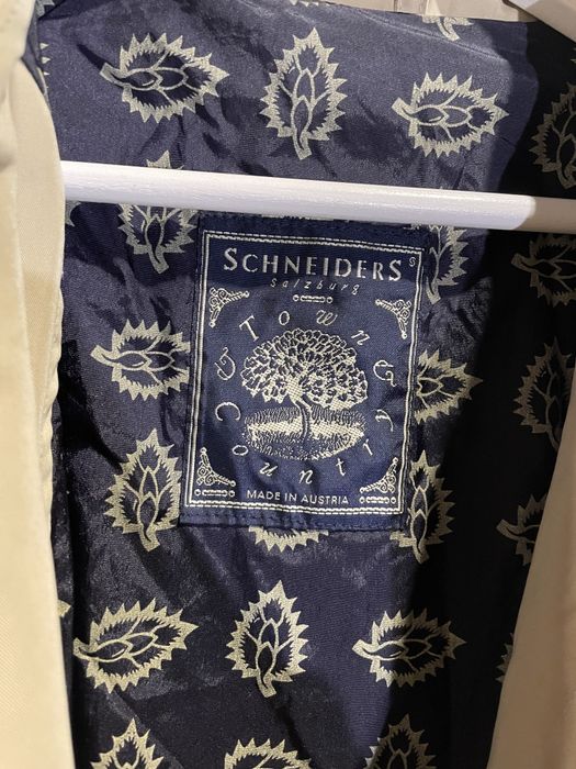 Beżowy trencz męski