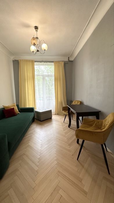 Київ, Сталінка. Продаж двокімнатна квартира, Соломʼянський район, вул. Світличного 10, Караваєві Дачі