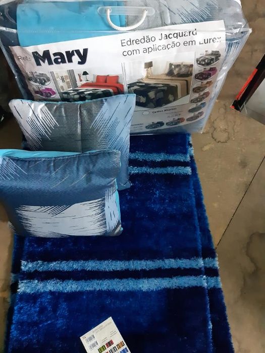 Vendo Edredon casal 2.50x2.60m com 2 almofadas mais 3 tapetes