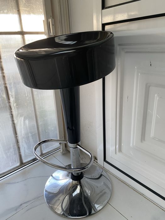 3/ Bancos alto de bar cor preto