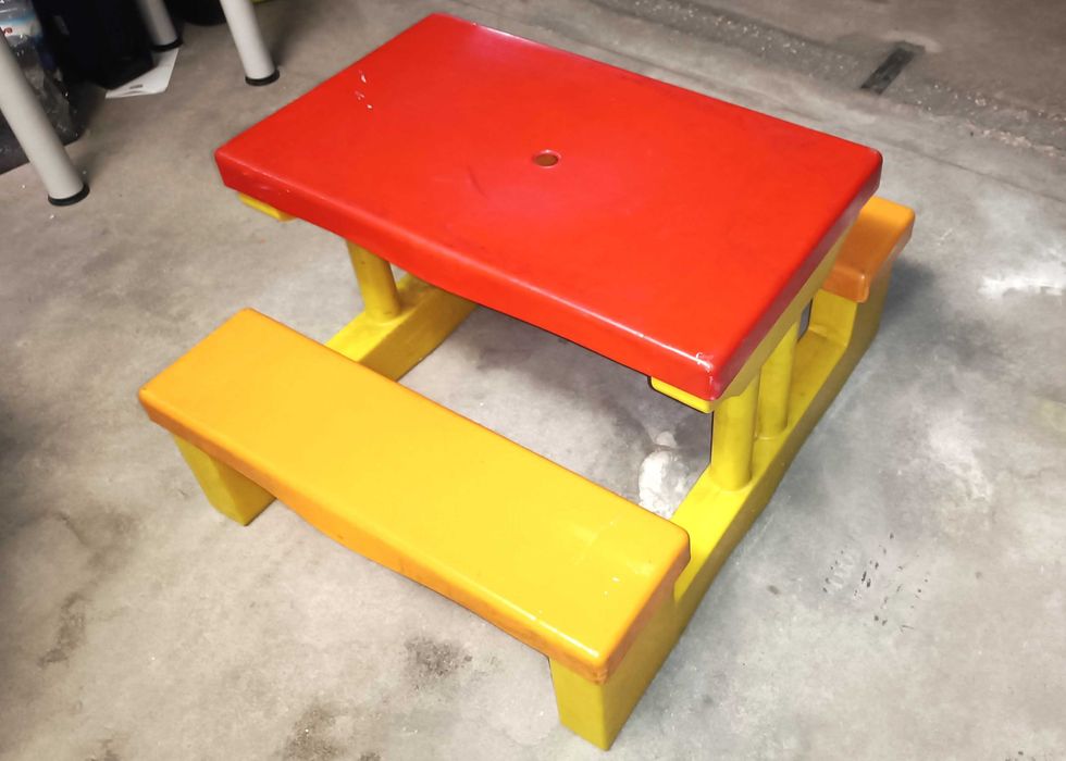 Mesa de criança em bom estado