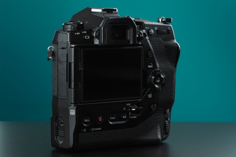 Olympus OM-D E-M1X, super stan, dodatki