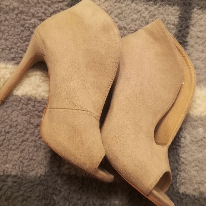 Piękne zamszowe botki 37