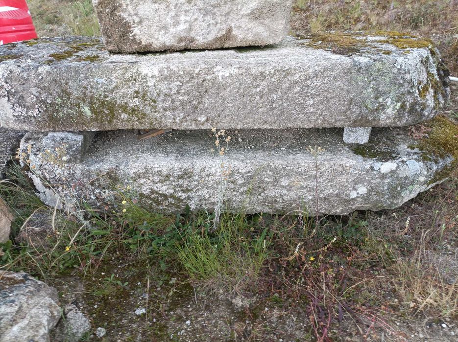 Mesas em pedra antiga