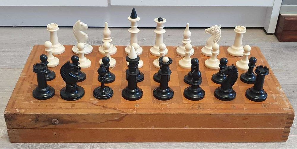 Шахматы разные деревянные и пластиковые
