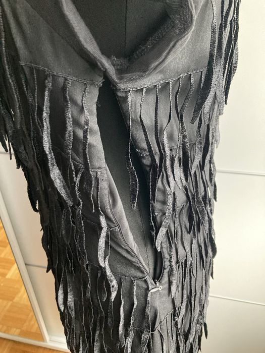 Elegancka czarna sukienka z frędzlami