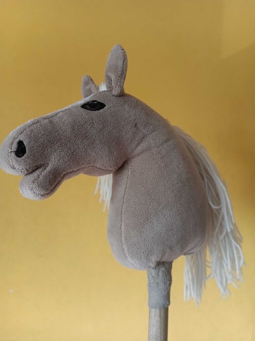 Hobby horse  kolor beżowo biały