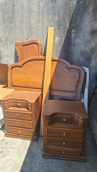 Conjunto de quarto com cama de casal e duas mesas de cabeceira