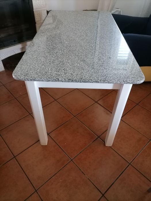 Mesa rectangular com tampo em pedra