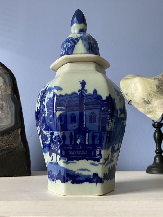 Vaso hexagonal com brasão britânico