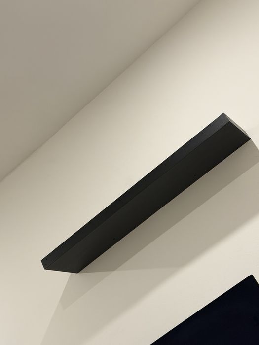 Prateleiras ikea pretas e brancas